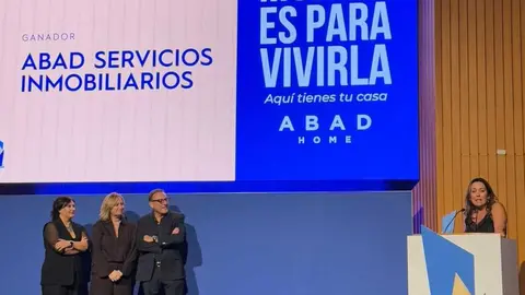 Imagen durante la recogida del premio. (Abad Grupo Inmobiliario)