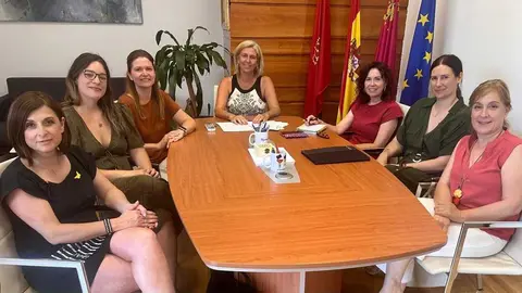 La concejal de Empleo del consistorio murciano, Mercedes Bernab&eacute;, reunida con representantes de OMEP. (Ayuntamiento de Murcia)
