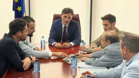 El consejero de Fomento e Infraestructuras, Jorge Garc&iacute;a Montoro, durante la reuni&oacute;n con el alcalde de La Uni&oacute;n, Joaqu&iacute;n Gabriel Zapata, para hablar sobre la Bah&iacute;a de Portm&aacute;n. (CARM)