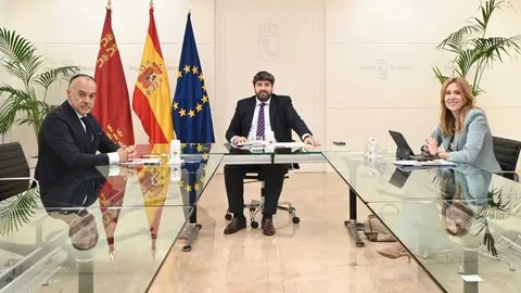 El presidente de la Comunidad, Fernando L&oacute;pez Miras, y la consejera de Empresa, Marisa L&oacute;pez, reunidos con el presidente de la Asociaci&oacute;n de Trabajadores Aut&oacute;nomos de Murcia, Francisco Casado. (CARM)