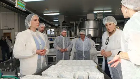 La consejera Sara Rubira durante la visita que realiz&oacute; a las instalaciones de la cooperativa &lsquo;Coagacart&rsquo; en Pozo Estrecho. (CARM)