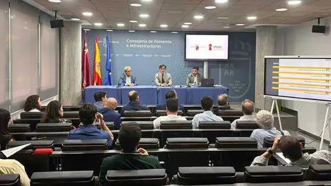 El consejero de Fomento e Infraestructuras, Jorge Garc&iacute;a Montoro, junto al&nbsp;decano de COAATIEMU, Antonio M&aacute;rmol, y al secretario general de la Consejer&iacute;a, Jos&eacute; Francisco Lajara, durante la cuarta jornada t&eacute;cnica sobre el Decreto Ley de medidas urgentes en materia de vivienda y ordenaci&oacute;n urban&iacute;stica. (CARM)