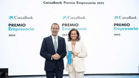 El consejero delegado de CaixaBank, Gonzalo Gort&aacute;zar, y Sof&iacute;a Osborne, ganadora de CaixaBank &lsquo;Premio Empresaria&rsquo; 2025. (CaixaBank)