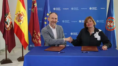 El rector de la UPCT, Mathieu Kessler, y la directora del CEEIC, Nuria Castillo, firman el acuerdo. (UPCT)