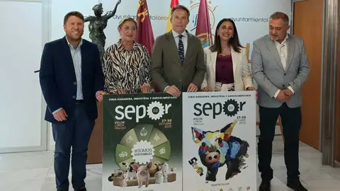 La consejera Sara Rubira junto al alcalde de Lorca, Fulgencio Gil, durante la presentaci&oacute;n de la 58 edici&oacute;n de Sepor. (CARM)