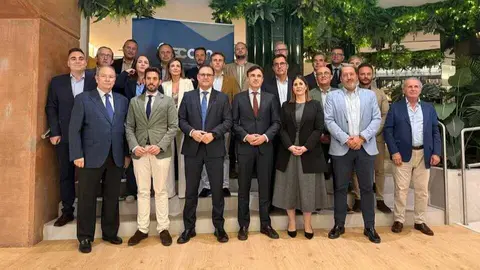El consejero de Fomento e Infraestructuras, Jorge Garc&iacute;a Montoro, acompa&ntilde;ado del presidente de Frecom, Jos&eacute; Hern&aacute;ndez, durante el foro &lsquo;Protagonistas Frecom&rsquo;. (CARM)