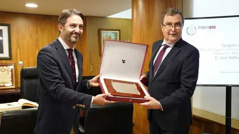Jos&eacute; Ballesta recibiendo el reconocimiento. (Fidedigno)