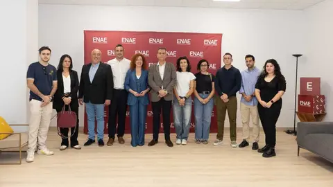 La directora general del SEF, junto con el director general de ENAE, Miguel L&oacute;pez, y el responsable de empleo de ENAE, Pedro L&oacute;pez, acompa&ntilde;ados de una representaci&oacute;n de los becados. (CARM)
