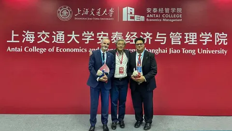 Imagen del decano y el vicedecano de la UMU junto al decano de la universidad china durante el viaje institucional. (UMU)