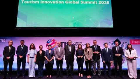Foto de familia en el &lsquo;Foro de regiones tur&iacute;sticas innovadoras&rsquo;. (TIS)