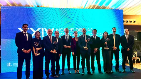 Foto de familia con los premiados. (CARM)