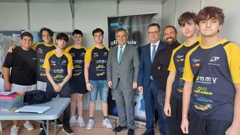 El consejero Juan Mar&iacute;a V&aacute;zquez visita el stand de ESERO en la Semana de la Ciencia y la Tecnolog&iacute;a 2025 de la Regi&oacute;n de Murcia. (CARM)