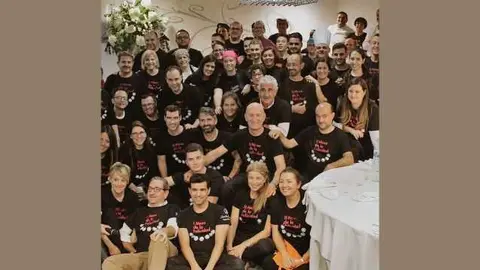 Foto de familia en una de las iniciativas solidarias del restaurante. (HoyT&uacute;)