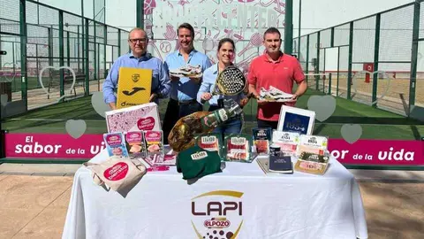 De izquierda a derecha: Jos&eacute; &Aacute;ngel Cer&oacute;n, director de Comunicaci&oacute;n de El Pozo; Borja Alcalde, director de Padel&Padel; Beatriz Garc&iacute;a, brand manager de ElPozo Bienstar; y Pablo Olivares, director de Marketing de El Pozo. (Grupo Fuertes)