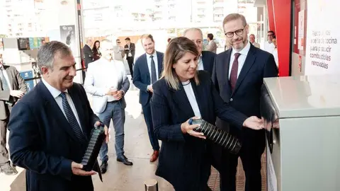 El consejero Juan Mar&iacute;a V&aacute;zquez junto al director del Centro Industrial Repsol en Cartagena, Rafael Quesada, y la alcaldesa de Cartagena, Noelia Arroyo, en el acto de inauguraci&oacute;n del punto de recogida de aceite de cocina en las estaciones de servicio Repsol. (Repsol)