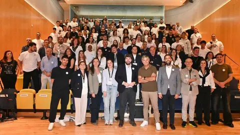 El presidente L&oacute;pez Miras y la consejera de Turismo, Carmen Conesa, con mentores y alumnos del Campus Gastron&oacute;mico de Talento Joven. (CARM)