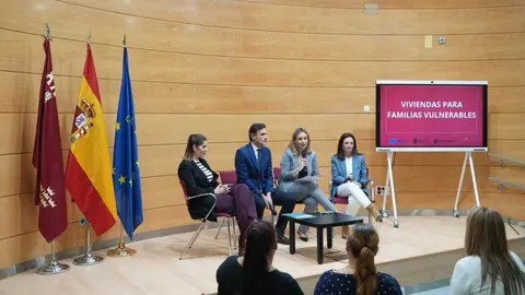 La consejera de Pol&iacute;tica Social, Familias e Igualdad, Conchita Ruiz, y el consejero de Fomento e Infraestructuras, Jorge Garc&iacute;a Montoro, durante un encuentro con familias beneficiarias del programa PARES. (CARM)