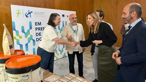 La consejera de Empresa, Marisa L&oacute;pez Arag&oacute;n, saluda a una de las emprendedoras en su stand. (CARM)