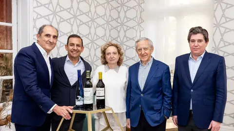 Representantes de Zamora Company y Bodega Godeval durante la formalizaci&oacute;n del acuerdo. (Zamora Company)