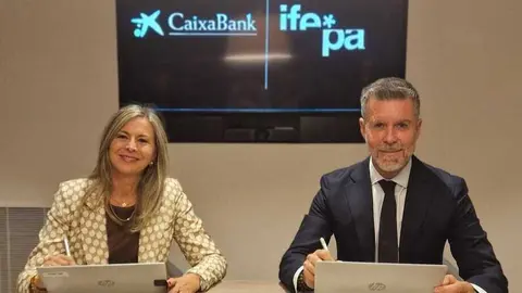 La directora territorial de CaixaBank en la Comunidad Valenciana y la Regi&oacute;n de Murcia, Olga Garc&iacute;a, y el director general de Ifepa, Antonio Miras, renuevan el convenio de colaboraci&oacute;n. (CaixaBank)