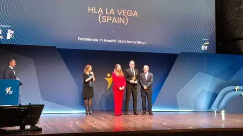 El equipo del HLA La Vega recoge el galard&oacute;n de los 'European Private Hospital Awards'. (HLA La Vega)