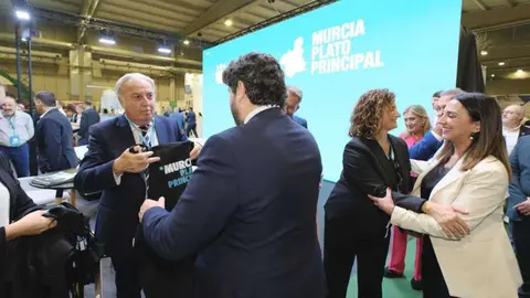 Visita de L&oacute;pez Miras y Sara Rubira al stand de Cajamar en Sepor. (Cajamar)