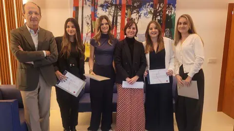 Premiadas con Carmen Rodr&iacute;guez y el vicedecano Luis Barn&eacute;s. (Ars Longa Comunicaci&oacute;n)