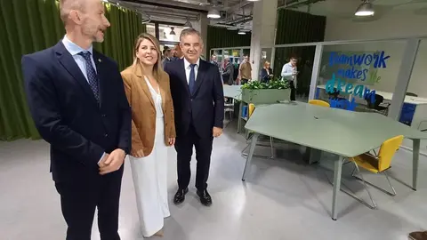 El consejero de Medio Ambiente, Universidades, Investigaci&oacute;n y Mar Menor, Juan Mar&iacute;a V&aacute;zquez, junto con el rector de la Universidad Polit&eacute;cnica de Cartagena, Mathieu Kessler, y la alcaldesa de Cartagena, Noelia Arroyo, antes de inaugurar&nbsp;el evento &lsquo;Talent-Forum UPCT 2025&rsquo;.
