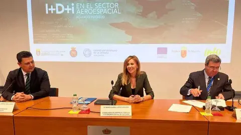 La consejera Marisa L&oacute;pez Arag&oacute;n junto con el alcalde de San Javier, Jos&eacute; Miguel Luengo y el director de la CUD-AGA, Nicol&aacute;s Madrid durante la firma del protocolo. (CARM)