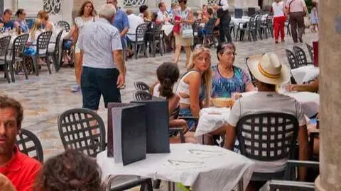 Turistas en las terrazas de la calle Mayor de Cartagena. (CARM)