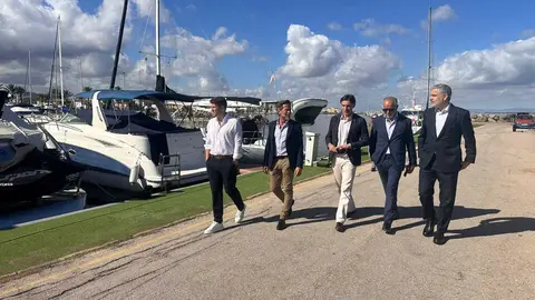 El consejero de Fomento e Infraestructuras, Jorge Garc&iacute;a Montoro, supervisa el puerto de Mar de Cristal acompa&ntilde;ado de la nueva empresa concesionaria. (CARM)