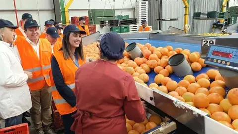 La consejera Sara Rubira durante su visita a las instalaciones de Frucimo.&nbsp;(CARM)