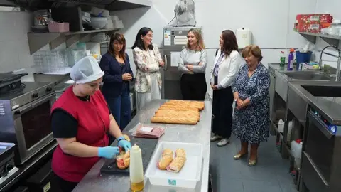 La consejera Conchita Ruiz durante su visita al Centro ocupacional de &Aacute;pices, en Cartagena. (CARM)