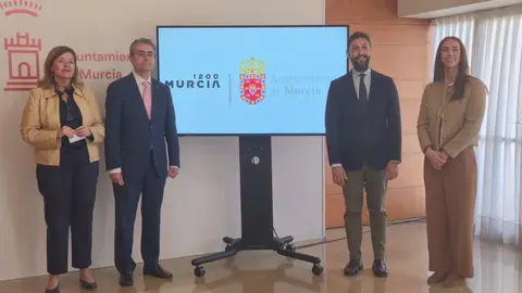 Imagen tras la firma del acuerdo. (Ayuntamiento de Murcia)