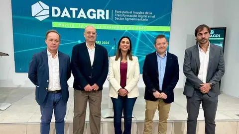 La consejera Sara Rubira junto al presidente de Datagri, Jos&eacute; Luis Miguel, durante la presentaci&oacute;n del Foro Datagri que se celebra en Murcia el 12 y 13 de noviembre.&nbsp;(CARM)