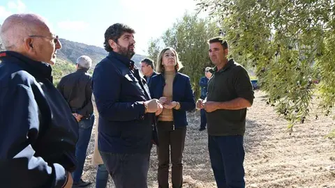 El presidente de la Comunidad, Fernando L&oacute;pez Miras, acompa&ntilde;ado por la alcaldesa de Jumilla, Severa Gonz&aacute;lez, durante su visita a una finca de olivos de secano. (CARM)