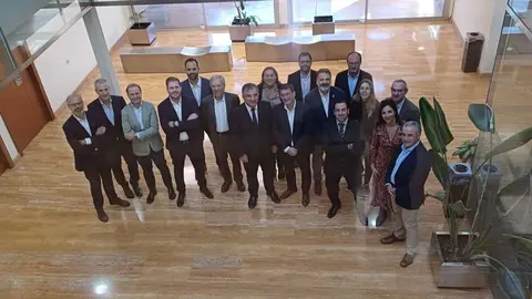 El consejero de Medio Ambiente, Juan Mar&iacute;a V&aacute;zquez, en el IV Encuentro Uni&oacute;n Espa&ntilde;ola Fotovoltaica junto a los directores generales de Energ&iacute;a de las comunidades aut&oacute;nomas que tomaron parte. (CARM)