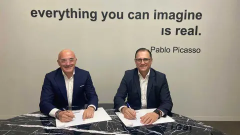 Jos&eacute; Hern&aacute;ndez, presidente de FRECOM, y Salvador Bernal, CEO de Talasur Group, durante la firma del convenio. (Frecom)