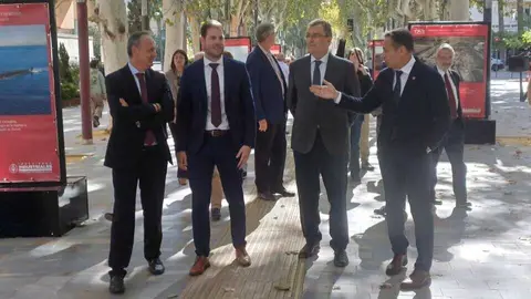 El director general de Industria, Federico Miralles, junto con el alcalde de Murcia, Jos&eacute; Ballesta, el presidente del COIIRM, Marcos Mateos, y el vicedecano del colegio, Javier Celdr&aacute;n, en la inauguraci&oacute;n de la exposici&oacute;n fotogr&aacute;fica 175 aniversario del colegio. (CARM).