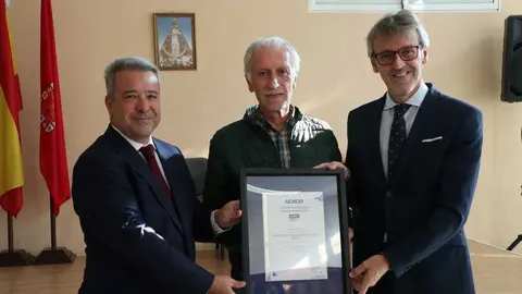 El consejero de Hacienda, Luis Alberto Mar&iacute;n, muestra la distinci&oacute;n de calidad a la Agencia Tributaria que ratifica el compromiso con una atenci&oacute;n de calidad a las personas mayores. (CARM)