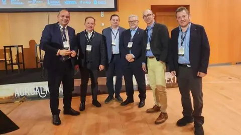 El director general de Investigaci&oacute;n, Antonio Caballero, junto al director del&nbsp;Imida, Andr&eacute;s Mart&iacute;nez, en el Evento Final Agroalnext. (CARM)