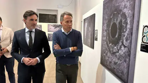 El consejero de Fomento e Infraestructuras, Jorge Garc&iacute;a Montoro, junto al alcalde de Lorca, Fulgencio Gil, en la exposici&oacute;n &lsquo;Belleza escondida&rsquo;. (CARM)
