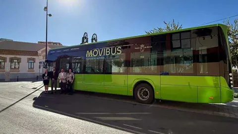 El director general de Movilidad y Transporte, Jos&eacute; Antonio Verd&uacute;, junto al alcalde de La Uni&oacute;n, Joaqu&iacute;n Zapata, en la presentaci&oacute;n del primer autob&uacute;s Movibus el&eacute;ctrico para la ruta La Uni&oacute;n- Cartagena. (CARM)