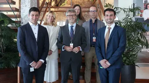 En el centro, el consejero de Transformaci&oacute;n Digital, Luis Alberto Mar&iacute;n, junto con el vicepresidente de Sector P&uacute;blico Global de Salesforce, Curtis Fisher (izquierda) y la CEO de Slack, Denise Dresser (izquierda). (CARM)