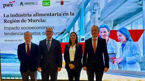 Foto de familia durante la presentaci&oacute;n del&nbsp;informe. (CARM)