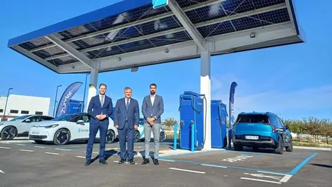 El consejero de Medio Ambiente, Juan Mar&iacute;a V&aacute;zquez, junto al director de proyectos de Zunder, Roberto Vaquero, en la inauguraci&oacute;n de la estaci&oacute;n de carga ultrarr&aacute;pida de la empresa Zunder en Lo Jurado. (CARM)