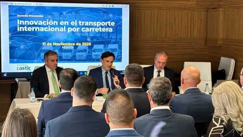Jorge Garc&iacute;a Montoro durante la inauguraci&oacute;n de &lsquo;Innovaci&oacute;n en el transporte internacional por carretera&rsquo;&rsquo;, acompa&ntilde;ado del vicepresidente de ASTIC, Ram&oacute;n Valdivia y el CEO de Foro de Log&iacute;stica, Gabino Diego. (CARM)