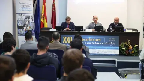 El director de la ETSIT, Alejandro Melc&oacute;n, el Rector, Mathieu Kessler, y el director de la Fundaci&oacute;n Integra, Joaquin Ruiz. (UPCT)