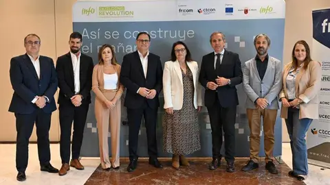 Imagen de familia en la primera jornada de 'Building Revolution'. (Frecom)