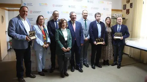 Imagen de familia con los premiados por la C&aacute;tedra Campus Mare Nostrum. (UPCT)